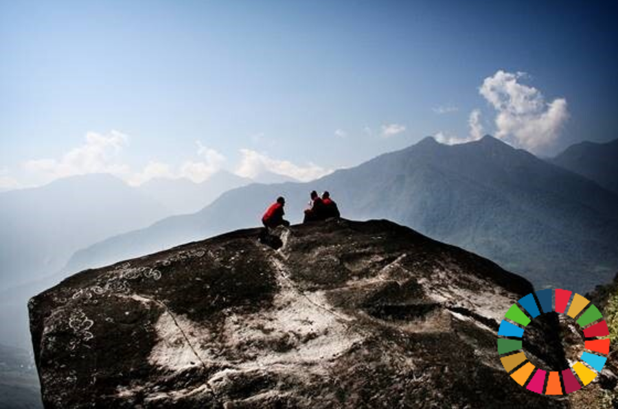 Fra bogen "Buddhas kvinder - Nonner i Bhutan", der forestiller 3 personer siddende på en bjergtop