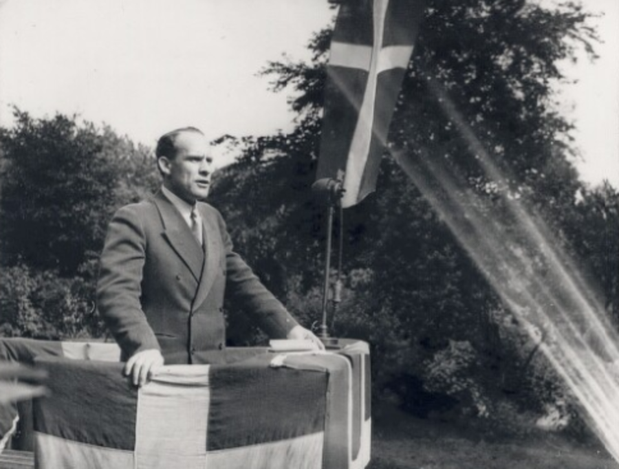 Frode Jakobsen på talerstolen, 1945